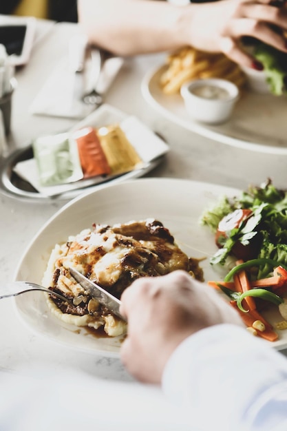 Délicieux repas de poulet sur la table