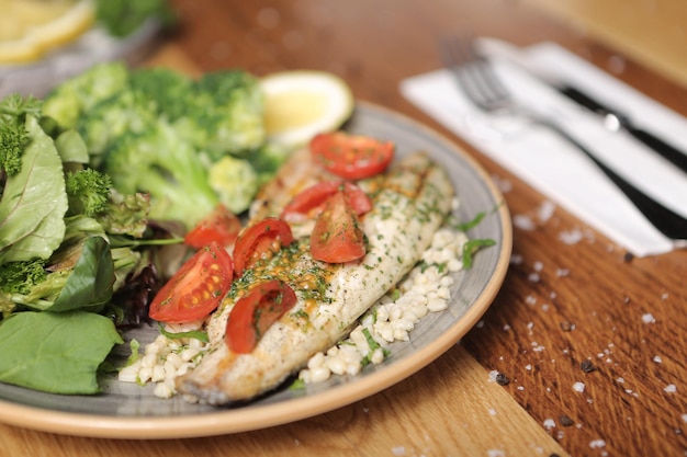 Délicieux repas de poulet sur la table