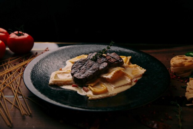 Délicieux repas de viande sur la table