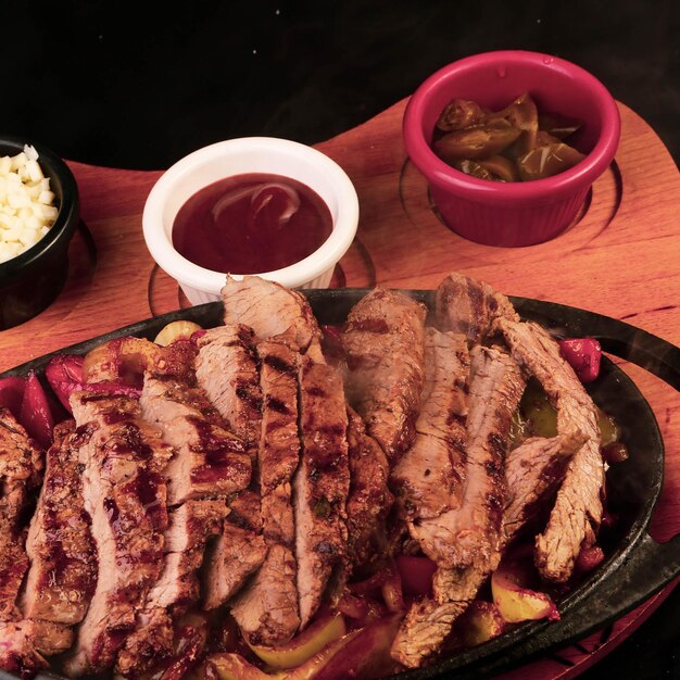 Délicieux repas de viande sur la table