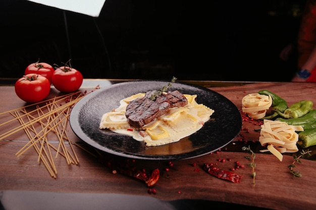 Délicieux repas de viande sur la table