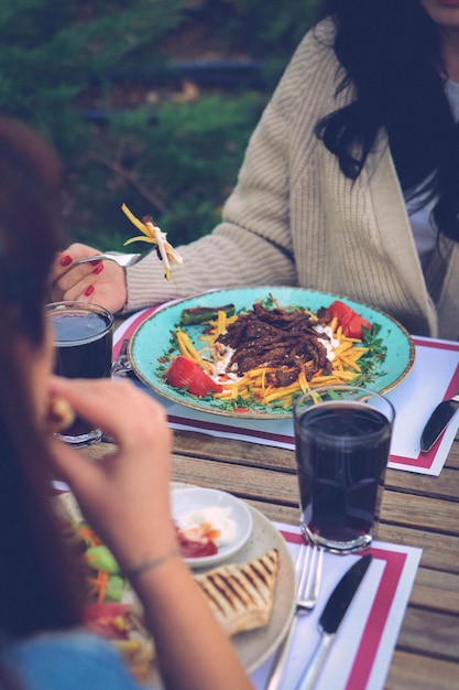 Délicieux repas de viande sur la table