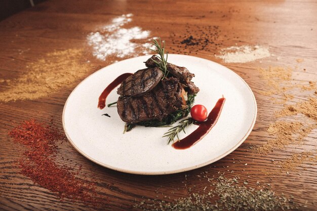 Délicieux repas de viande sur la table