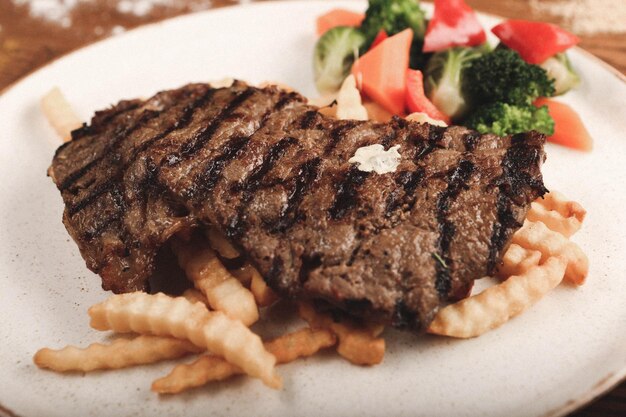 Délicieux repas de viande sur la table