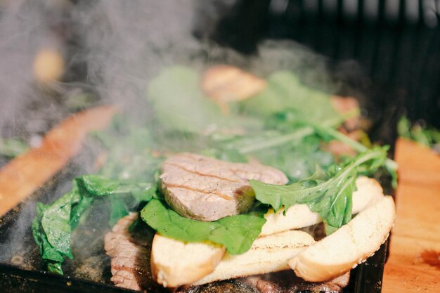 Délicieux repas de viande sur la table