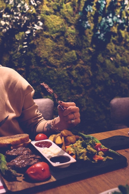 Délicieux repas de viande sur la table