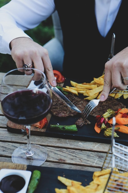 Délicieux repas de viande sur la table