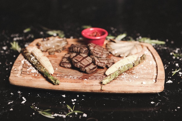 Délicieux repas de viande sur la table