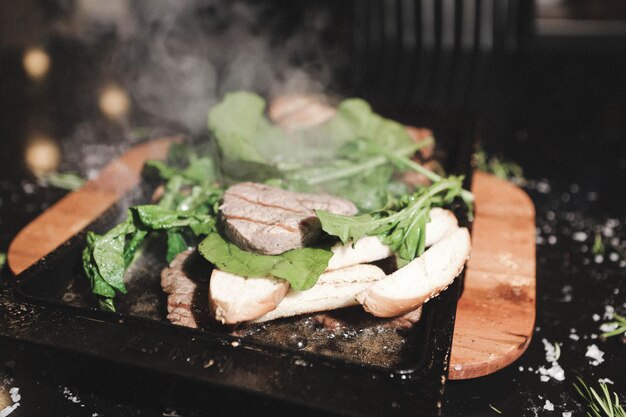 Délicieux repas de viande sur la table