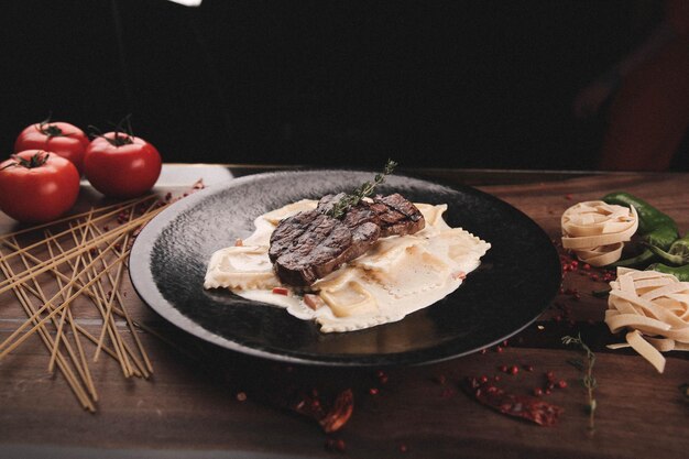 Délicieux repas de viande sur la table