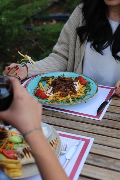 Délicieux repas de viande sur la table