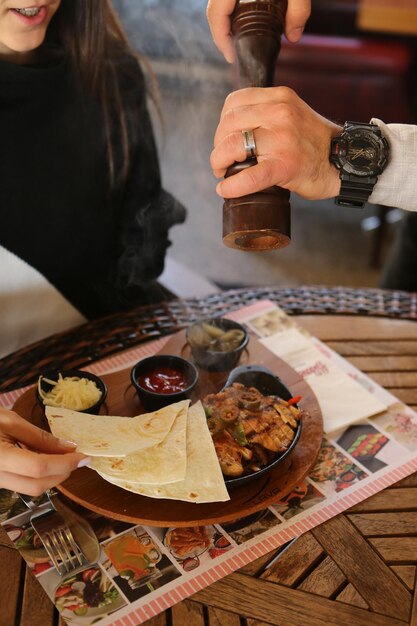 Délicieux repas de viande sur la table