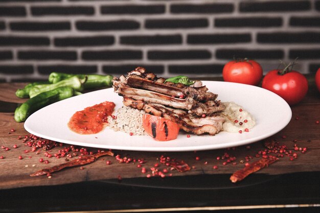 Délicieux repas de viande sur la table