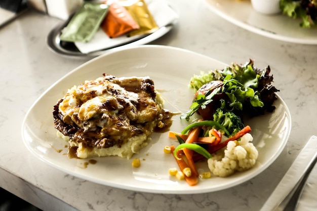 Délicieux repas de viande sur la table