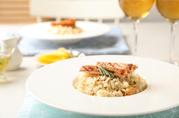 Délicieux risotto au poulet servi sur table libre