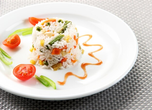 Délicieux risotto aux légumes sur table