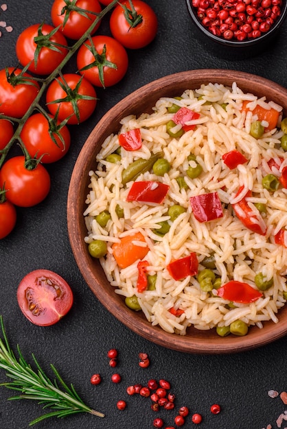 Délicieux riz bouilli aux légumes poivrons carottes pois et haricots asperges