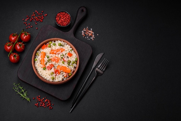 Délicieux riz bouilli aux légumes ou risotto aux épices et herbes salées