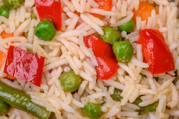 Délicieux riz bouilli aux poivrons pois asperges haricots et carottes