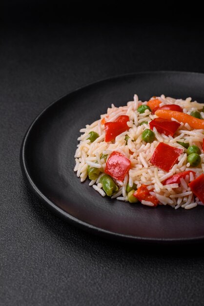 Délicieux riz bouilli aux poivrons pois asperges haricots et carottes