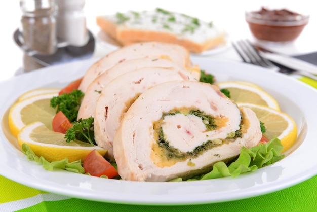 Photo un délicieux rouleau de poulet sur une assiette sur une table en gros plan