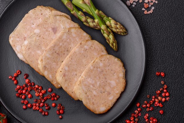 Photo un délicieux rouleau ou une saucisse de poulet hachée faite maison