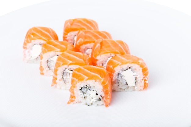 Délicieux rouleau de sushi au saumon avec mayonnaise
