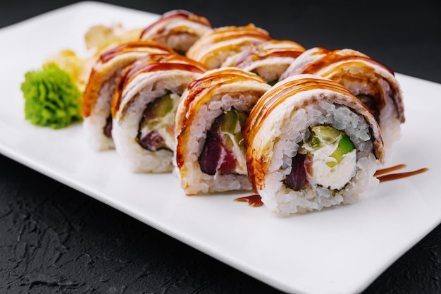 Délicieux rouleau de sushi canadien avec du teriyaki