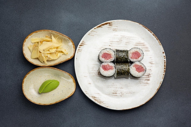 Délicieux rouleau de thon Cuisine japonaise Gros plan