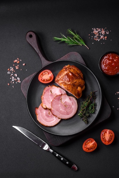 Délicieux rouleau de viande fraîchement cuit au four avec des épices et des herbes