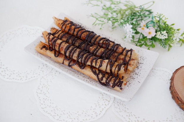 délicieux rouleaux de banane aromatisés au chocolat