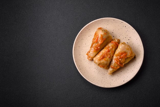 Délicieux rouleaux de chou avec de la viande, du riz, du sel, des épices et des herbes.