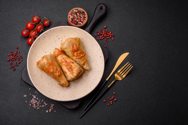 Délicieux rouleaux de chou avec de la viande, du riz, du sel, des épices et des herbes.