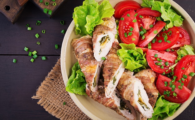 Délicieux rouleaux de poulet farcis au fromage et aux épinards enveloppés dans des lanières de bacon