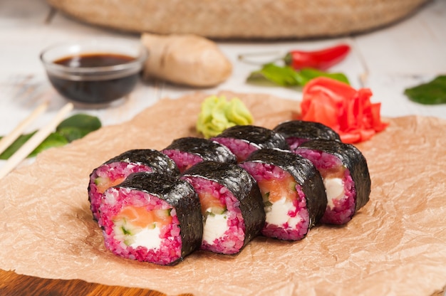 Délicieux rouleaux roses au fromage de saumon et concombre aux algues nori