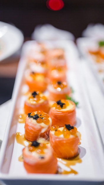 Photo de délicieux rouleaux de sushi dans une variété de plats japonais