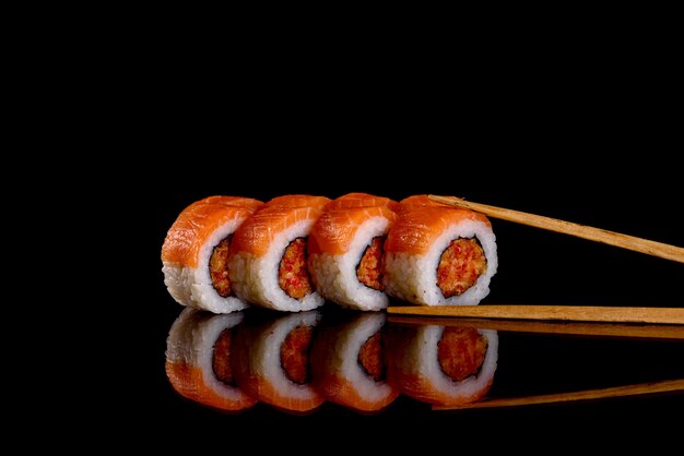 De délicieux rouleaux de sushi frais sur fond sombre