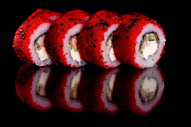 De délicieux rouleaux de sushi frais sur fond sombre