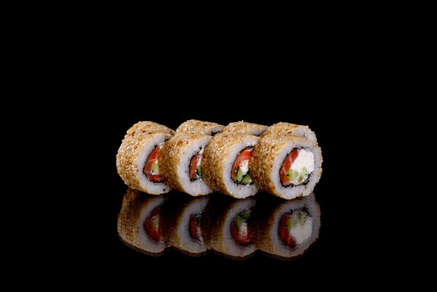 De délicieux rouleaux de sushi frais sur fond sombre