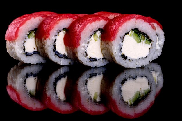 De délicieux rouleaux de sushi frais sur fond sombre