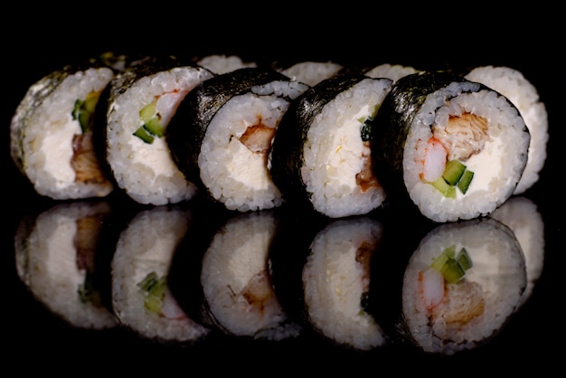 De délicieux rouleaux de sushi frais sur fond sombre