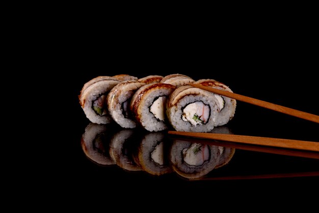 De délicieux rouleaux de sushi frais sur fond sombre