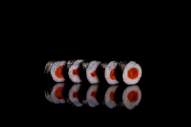 De délicieux rouleaux de sushi frais sur fond sombre