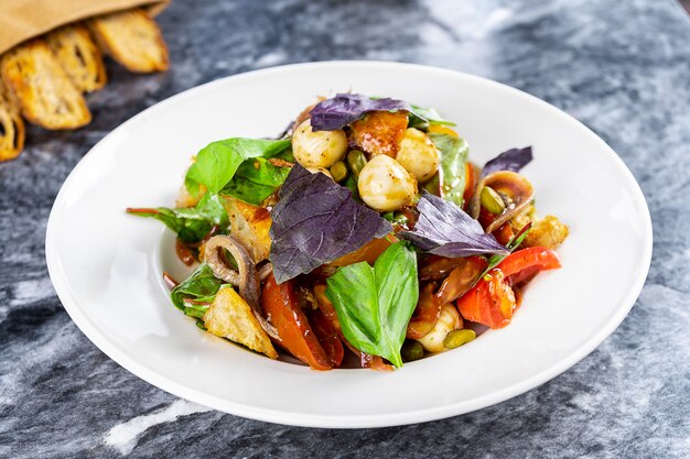 Délicieux saladier avec mozarella, légumes, basilic, épinards