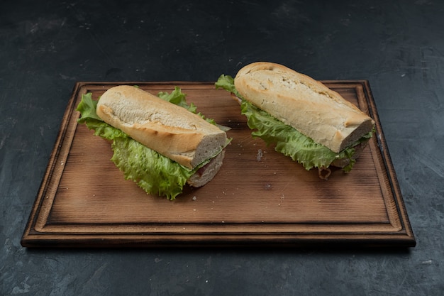 Délicieux sandwich au jambon et légumes verts