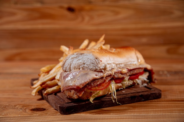 délicieux sandwich aux frites sur fond de bois