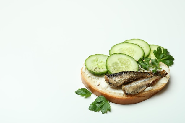 Délicieux sandwich aux sprats sur fond blanc