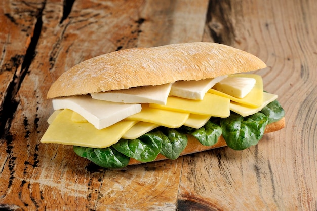 Délicieux sandwich aux trois fromages