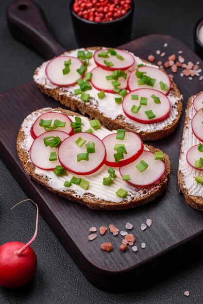 Délicieux sandwich ou bruschetta au fromage à la crème radis et oignons verts