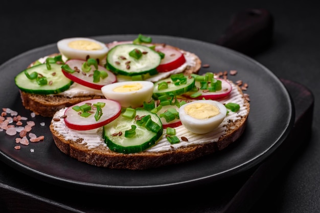 Délicieux sandwich ou bruschetta au fromage à la crème radis et oignons verts